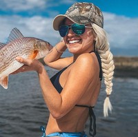 Inilah gaya mancing Cami yang hanya menggunakan bikini. Wanita 24 tahun itu pun menyebut dirinya sebagai bikini enthusiast.  Foto: Instagram @cami_cakes