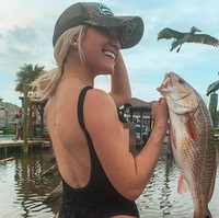 Kenalan dengan Cami Mantilla, wanita yang hobi mancing dengan menggunakan bikini. Cami sampai dijuluki sebagai pemancing terseksi di dunia.  Foto: Instagram @cami_cakes
