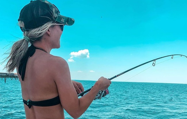 Pesona Cami saat mancing tersebutlah yang membuat ia dijuluki sebagai pemancing terpanas di dunia. Cami pun selalu mengabadikan momen memancing di tengah laut di Instagramnya.  Foto: dok. Instagram @cami_cakes_