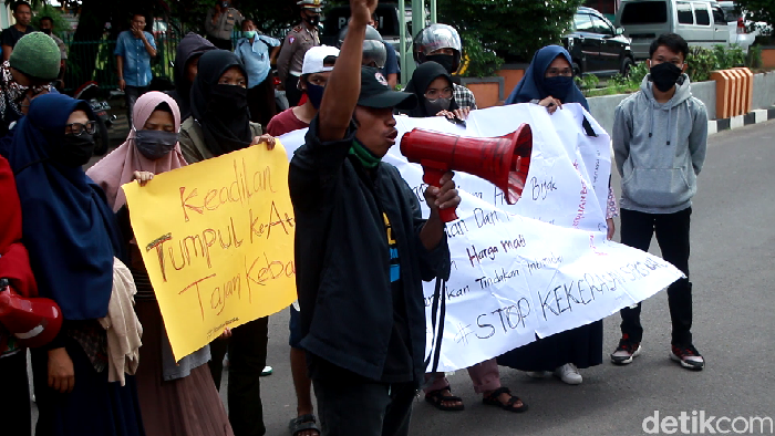Mereka memprotes kinerja polisi dan jaksa di kasus dugaan pencabulan anak.