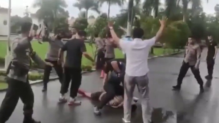 Seorang pria memaksa masuk ke Mako Brimob Polda Sulawesi Tenggara (Sultra) pada Sabtu (20/6). Pria berinisial S itu berteriak-teriak dan diamankan polisi. Belakangan diketahui ia memiliki riwayat gangguan jiwa.