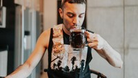 Nampaknya Didi Riyadi tak bisa melewati pagi begitu saja tanpa segelas kopi. Dalam caption ia pun menuliskan Pagiiii, ayo kita ngopi,. Foto: Instagram @didiriyadi_official