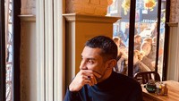 Lagi-lagi pose candid, ini gaya Didi Riyadi saat berada di kafe dan ditemani dengan segelas kopi latte. Foto: Instagram @didiriyadi_official
