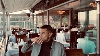 Pose candid itu juga terlihat pada momen kuliner yang ini. Hanya saja kali ini Didi Riyadi tengah berada di sebuah kafe berdominasi warna putih. Foto: Instagram @didiriyadi_official