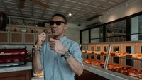 Momen kuliner Didi Riyadi juga semakin seru ketika ia mengunjungi sebuah toko roti. Meski diambil secara candid, posenya ini berhasil menarik perhatian netizen. Foto: Instagram @didiriyadi_official