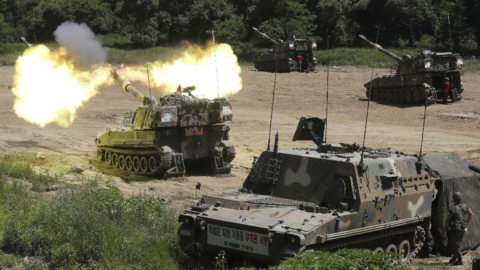 Dua Korea Memanas, Latihan Perang Digelar di Paju A South Korean army soldier aims his machine gun on his K1E1 tank during a military exercise in Paju near the border with North Korea, South Korea, Thursday, June 18, 2020. South Korea said Thursday it hasn't detected any suspicious activities by North Korea, a day after it threatened with provocative acts at the border in violation of a 2018 agreement to reduce tensions. (Kim Do-hoon/Yonhap via AP)