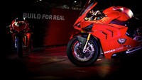 Di dalamnya juga terdapat mesin Desmosedici Stradale R 998 cc yang menghasilkan 217 bhp dan torsi puncak 112 Nm. Bahkan susunan rangka dan suspensi sama dengan rangka depan V4 R - aluminium alloy standar dan suspensi Ohlins. Foto: Ducati