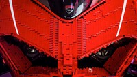 Supaya mirip dengan aslinya, Zangelmi dan timnya perlu membongkar hingga 8 kali agar replika Lego itu mirip dengan Ducati Panigale V4R. Foto: Ducati