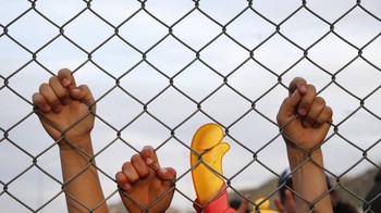 Winnie-the-Pooh bersama anak-anak korban perang. bersama Foto: Mokhallad Habib via Boredpanda