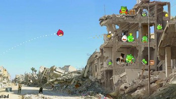 Bukan Angry Bird yang meruntuhkan bangunan tersebut. Foto: Mokhallad Habib via Boredpanda