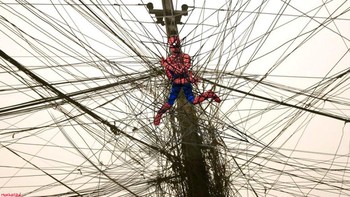 Spider-Man yang tersangkut kabel. Foto: Mokhallad Habib via Boredpanda