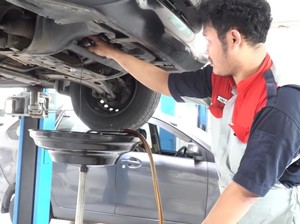 3 Penyebab Oli Mesin Mobil Berkurang
