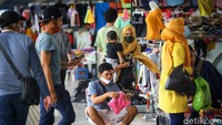 Satu pekan setelah kembali dibuka, aktivitas ekonomi di Skybridge Tanah Abang kembali bergeliat.