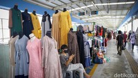 Terkait dengan geliat perekonomian di kawasan Skybridge Tanah Abang, sejumlah pedagang mengeluhkan mengalami penurunan pendapatan lebih dari 50%.
