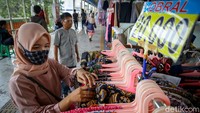Selain itu, meski telah kembali bergeliat, jumlah pengunjung yang datang ke kawasan itu pun diketahui masih terbilang sepi. Pasalnya, sejumlah warga masih memilih untuk mengurangi aktivitas di luar rumah guna mengantisipasi penyebaran virus Corona.