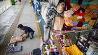  Oleh karena itu dengan diterapkannya sejumlah protokol kesehatan di kawasan itu dan kembali dibukanya aktivitas ekonomi di Skybridge Tanah Abang diharapkan dapat kembali memutar perekonomian para pedagang di kawasan tersebut.
