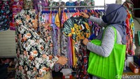 Begini suasana di Skybridge Tanah Abang, Jakarta. Seorang pengunjung tampak melihat pakaian yang dijual salah satu toko yang berada di kawasan tersebut.