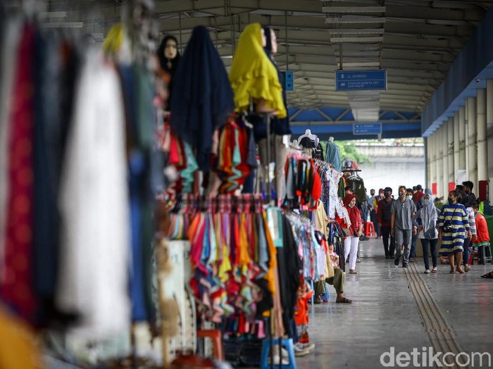 Geliat Aktivitas Ekonomi di Skybridge Tanah Abang Sejumlah pedagang telah kembali gelar lapak dagangan di Skybridge Tanah Abang. Meski telah kembali dibuka, Skybridge Tanah Abang masih sepi pembeli.