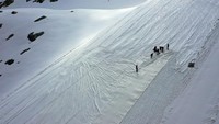 Para pekerja menempatkan lembaran-lembaran terpal tersebut yang meliputi area ketinggian 2.700-3.000 meter. (Miguel Medina/AFP)