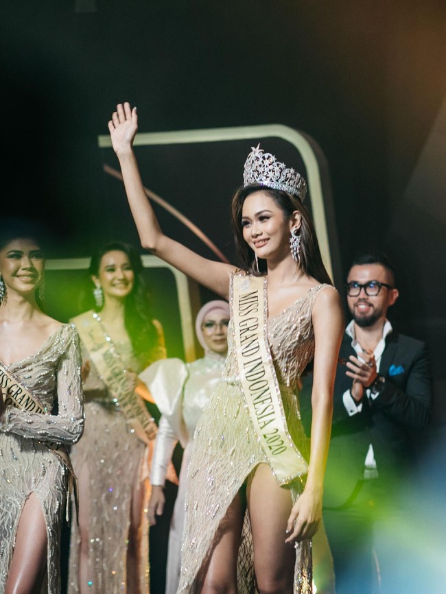 Kharisma Aura keluar sebagai pemenang Miss Grand Indonesia 2020, setelah mengalahnya empat grand finalis lainnya. Foto: Dok. Yayasan Dunia Mega Bintang