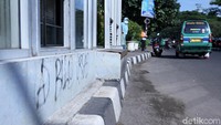 Halte itu juga kotor oleh coretan tangan-tangan jahil.