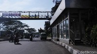Halte ini berada di Jalan Soekarno Hatta, Kota Bandung, Jawa Barat.
