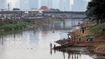 Hiburan Murah Meriah Anak-anak di Bantaran Banjir Kanal Barat