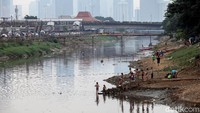 Di tengah libur sekolah dan pandemi COVID-19, kegiatan anak-anak kini lebih sering bermain bersama teman-teman di sekitaran rumah.