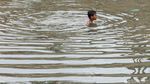 Hiburan Murah Meriah Anak-anak di Bantaran Banjir Kanal Barat