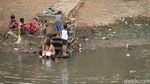 Hiburan Murah Meriah Anak-anak di Bantaran Banjir Kanal Barat