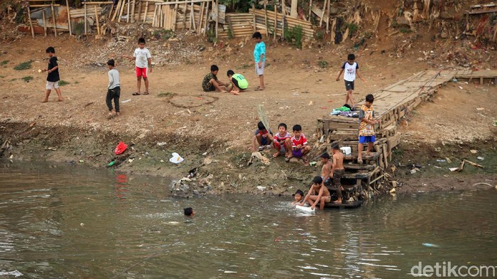 Hiburan Murah Meriah Anak-anak di Bantaran Banjir Kanal Barat Anak-anak di kawasan Banjir Kanal Barat isi waktu libur dengan bermain di bantaran kali bersama teman-teman. Beberapa diantaranya juga tampak berenang di kali.