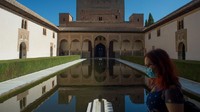 Tahun lalu, Istana Alhambra menyambut 2,7 juta pengunjung. Terdapat interior yang dipenuhi dengan prasasti Arab yang memiliki pola geometris yang sulit. (Jorge Guerrero/AFP)