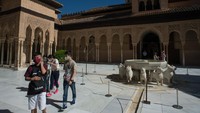 Pada pembukaan pertama ini, Alhambra hanya membuka setengah dari kapasitas normal, yaitu sekitar 4.250 pengunjung. (Jorge Guerrero/AFP)