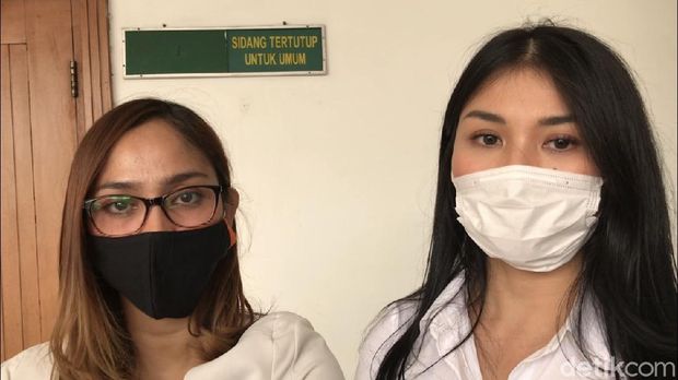 Istri Edison Wardhana, stuntman Demian Aditya, saat hadiri persidangan cerai.