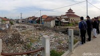 Pantauan di lokasi, sungai selebar 7-8 ini dipenuhi sampah domestik. Plastik, kayu, peralatan rumah tangga hingga kotoran sapi bercampur menjadi satu.