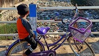 Nur Kholis, anggota karang taruna Kecamatan Lekok, mengatakan sampah tersebut berasal dari 5 desa yang berada di sepanjang aliran sungai yakni Desa Tambak Lekok, Branang, Tampung, Jatirejo dan Balonganyar.