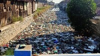 Nur Kholis mengatakan banjir sampah di sungai tersebut sudah berlangsung puluhan tahun. Namun tidak ada upaya dari pemerintah untuk mengatasinya. Kholis menjelaskan, kondisi tersebut salah satunya disebabkan tidak adanya tempat pembuangan akhir sampah di wilayah Lekok. Membuang sampah ke sungai seakan menjadi kebiasaan yang tidak dianggap salah.