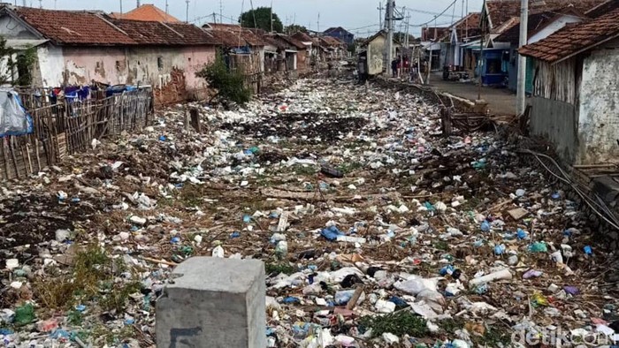 Sungai di Kabupaten Pasuruan tampak tertutup sampah. Sampah peralatan rumah tangga hingga kotoran sapi bercampur bauh di sungai yang menuju ke laut itu.
