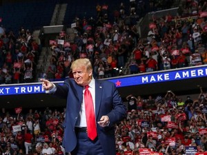 Aksi Trump Bagi-bagi Masker Saat Kampanye Usai Sembuh Dari Corona