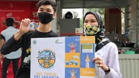 Seorang pengunjung Thamrin 10 menunjukkan kartu JakCard dari Bank DKI edisi khusus HUT DKI Jakarta ke-493. JakCard dengan paduan berbagai warna pastel ini dapat dimanfaatkan pengguna untuk transaksi di berbagai merchant yang bekerjasama dengan Bank DKI. Salah satunya untuk pembelian berbagai kuliner yang tersedia di kawasan Thamrin 10, Jakarta Pusat. Foto: dok. Bank DKI