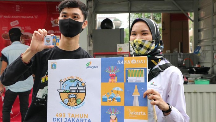 Seorang pengunjung Thamrin 10 menunjukkan kartu JakCard dari Bank DKI edisi khusus HUT DKI Jakarta ke-493. Kartu edisi spesial itu dibagikan dalam rangka menyemarakan Hari jadi Jakarta dengan bertema 