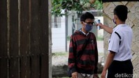 Salah satu protokol kesehatan yang diterapkan di kawasan itu adalah pengukuran suhu tubuh bagi para pengunjung yang hendak masuk ke dalam Taman Balekambang.