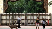 Para pengunjung pun diimbau untuk mengenakan masker saat beraktivitas di kawasan tersebut. Meski begitu, terlihat masih ada sejumlah warga yang tampak tak mengenakan masker saat beraktivitas di Taman Balekambang.