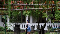 Taman Balekambang merupakan salah satu ruang terbuka hijau (RTH) yang kerap didatangi warga untuk memancing maupun sekadar nongkrong sembari melihat pemandangan kolam di sekitar taman tersebut.