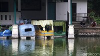 Meski telah kembali dibuka, Taman Balekambang tampak masih sepi dari pengunjung. Tak banyak pengunjung datang berwisata ke sana, salah satunya karena masih banyak warga yang memilih untuk mengurangi aktivitas di luar rumah guna mencegah penyebaran virus Corona.