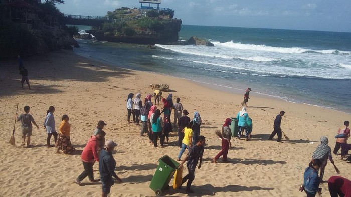 Kerja bakti di pantai gunungkidul