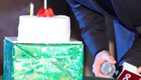 Momen tiup lilin ala Kim Soo Hyun ini ditemani kue sederhana bertopping strawberry. Ia sendiri berulang tahun pada 16 Februari. Foto: Instagram soohyun_k216/kimsoohyun_official_fan