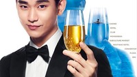 Pemeran Dream High ini juga sering jadi bintang iklan. Parasnya yang imut membuat banyak orang tertarik, seperti ketika senyum sambil memegang gelas champagne. Foto: Instagram soohyun_k216/kimsoohyun_official_fan