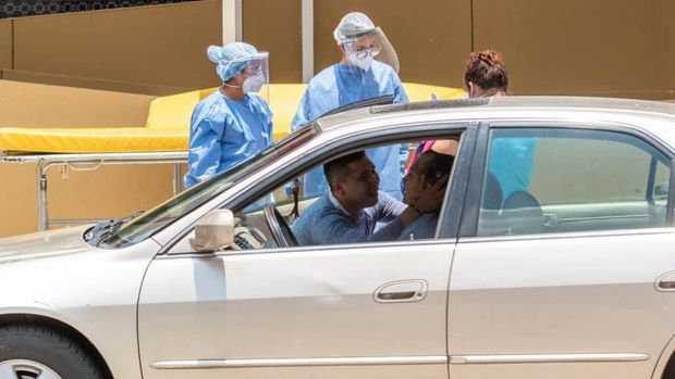 pria mencoba menyelamatkan neneknya yang terinfeksi COVID-19