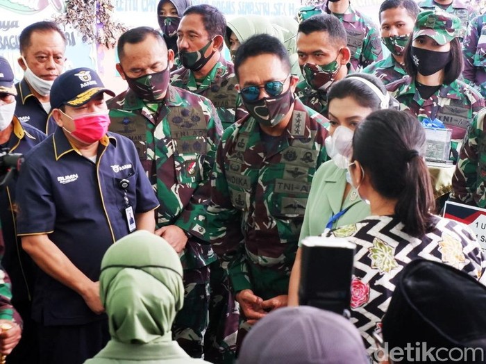 KSAD Jenderal Andika Perkasa mendatangi rumah keluarga Lettu Cpn Vira Yudha yang meninggal akibat kecelakaan helikopter jatuh di Kendal, Senin (22/6/2020).